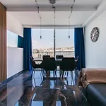Spinola Duplex Penthouse Deluxe *
