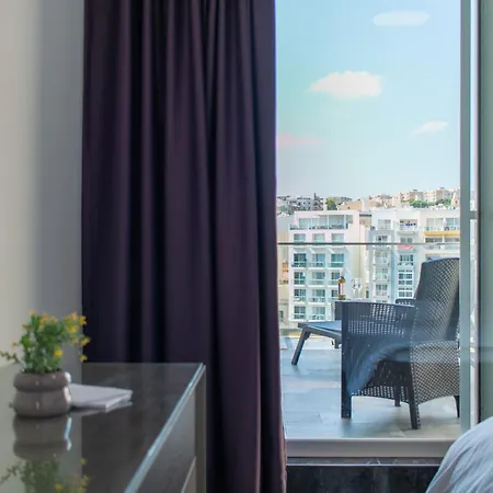 Spinola Duplex Penthouse Deluxe *